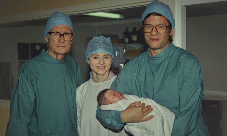 Bill Nighy, Thomasin McKenzie và James Norton trong Joy - Ảnh: The Guardian